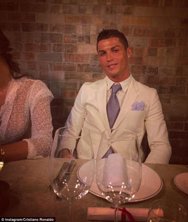 
Ronaldo bảnh bao đi dự tiệc Giao thừa.
