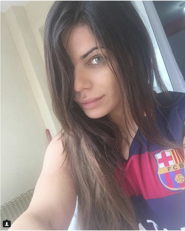 
Bức ảnh cổ vũ Messi hiền lành hiếm hoi của Suzy Cortez. Trong các bức ảnh khác, cô triệt để khoe vòng ba nảy nở của mình.
