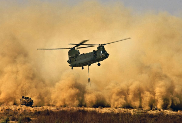Các đơn vị quân đội Mỹ đóng quân ở những khu vực sa mạc luôn phải đối mặt với những cơn bão cát hay đám bụi khổng lồ do những chiếc trực thăng hạ cánh tạo ra. Trực thăng CH-47 hạ cánh để tiếp tế hàng hóa tạo nên đám bụi mù mịt.