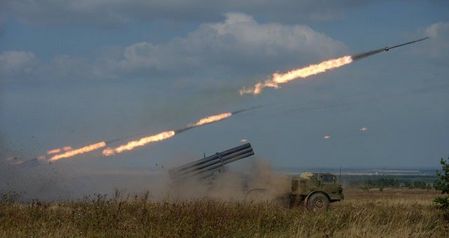 
Hệ thống tên lửa phóng loạt Tornado-S 300 mm tầm xa có khả năng bắn xa 120 km, bao phủ một khu vực rộng 60 hecta
