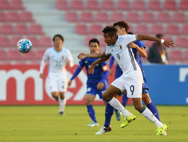 
U23 Thái Lan đã nỗ lực đến những phút cuối cùng trước U23 Nhật Bản (áo trắng).
