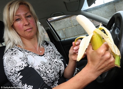 
Elsa Harris bị phạt gần 5 triệu đồng vì ăn chuối trên xe. (Ảnh: SallyAdams)
