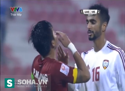 
Cầu thủ UAE nổi cáu, dùng tay bóp cổ cầu thủ Việt Nam.
