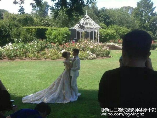 Cô dâu và chú rể cùng chọn trang phục tông màu trắng.