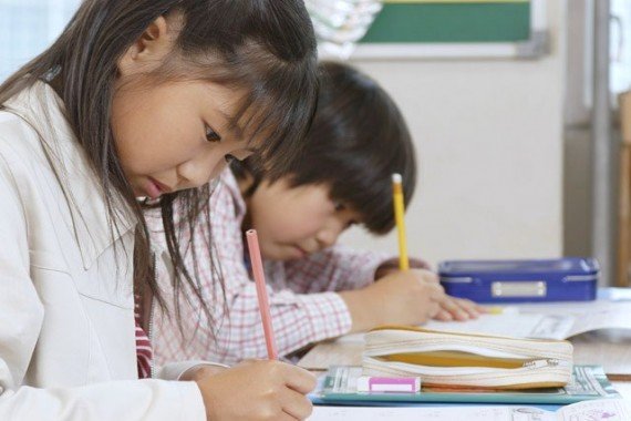 
Người Nhật thường dạy cho trẻ sức chịu đựng và kiên nhẫn để vượt qua khó khăn trong học tập (ảnh: Japan Times)
