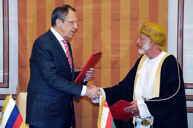 
Ngoại trưởng Oman Yusuf bin Alawi Abdullah tiếp đón người đồng cấp Nga Sergei Lavrov.
