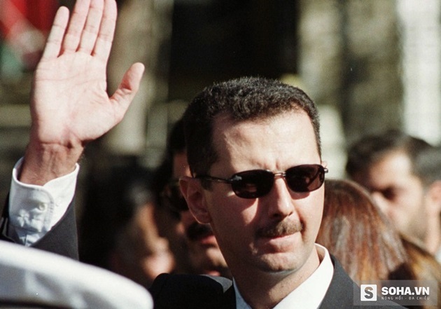 
Tổng thống Syria Bashar Assad vẫy chào người dân tại thủ đô Damascus. Ảnh: Reuters
