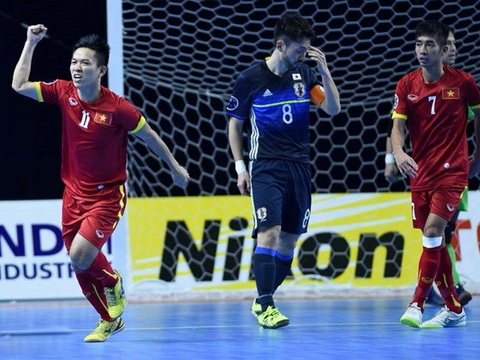 
VFF vừa quyết định thưởng futsal Việt Nam 1 tỷ đồng nhờ thành tích lọt vào World Cup cũng như đi đến Bán kết giải vô địch châu Á 2016. Nhiều khả năng số tiền thưởng sẽ còn lớn hơn nữa nếu thầy trò HLV Bruno vô địch châu Á.

Đó là chưa kể việc các Mạnh Thường Quân có thể đổ tiền ào ạt vào đầu tư sau chiến tích này!
