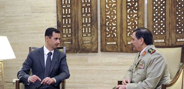 
Bộ trưởng Quốc phòng Syria Fahd al-Freij thảo luận với ông Assad.
