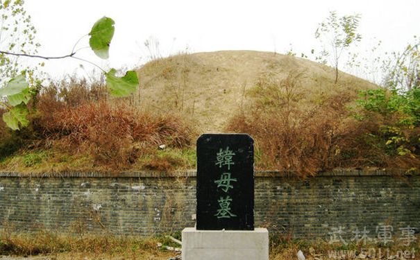 
Mộ của mẹ Hàn Tín - nơi từng xảy ra thảm án chôn sống mẫu thân do chính tay chiến thần này gây nên. (Ảnh: nguồn internet).
