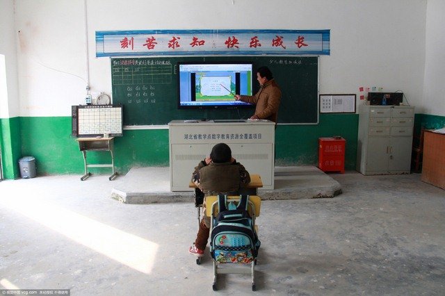
Liu Zhaoming, giáo viên duy nhất ở điểm trườngTaohuagou trả lời China Foto Press rằng hầu hết trẻ em ở trường đã bỏ học theo cha mẹ lên thành phố kiếm ăn. Do hoàn cảnh, Liu Jiankang không thể đi cùng cha mẹ nên ở lại trường tiếp tục học hành.
