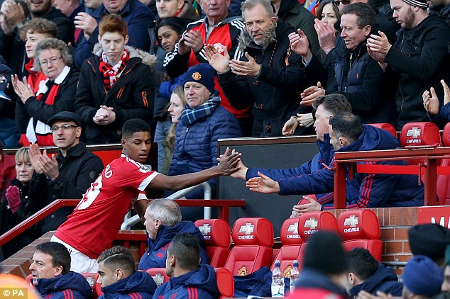 
Rashford ăn mừng với HLV Van Gaal sau khi nã 2 bàn vào lưới Arsenal đêm qua.
