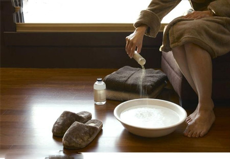 
Dùng nước muối ngâm chân là liều thuốc bổ cho việc dưỡng thận, đặc biệt là ở nam giới. (Ảnh minh họa).
