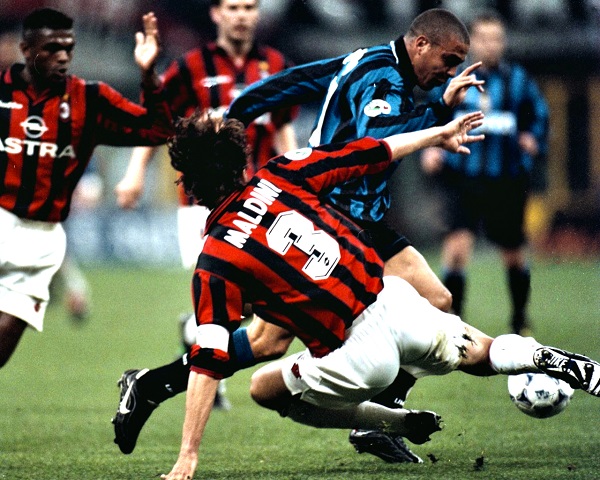 
Những con số thống kê chỉ ra rằng Paolo Maldini cứ 2 trận đấu mới xoạc bóng 1 lần.
