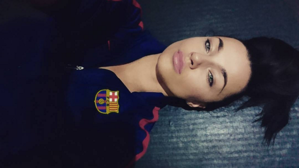 
Kasia Halela bày tỏ tình cảm với Barca.
