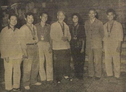 
Xạ thủ Trần Oanh (người thứ hai từ trái qua) trong ngày được gặp Bác Hồ sau chuyến thi đấu thành công tại Ganefo trở về (năm 1966) - Ảnh tư liệu.
