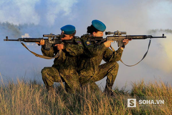 2 nữ lính dù Nga đang nhắm mục tiêu với súng bắn tỉa SVD trong tư thế tựa lưng vào nhau.