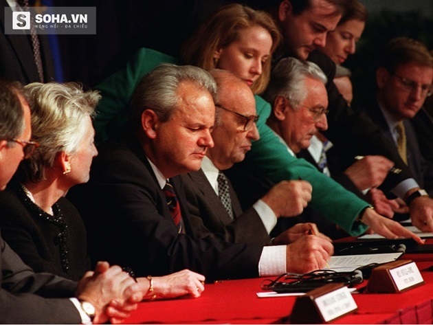 
Tổng thống Serbia Slobodan Milošević tại buổi ký kết Hiệp ước Hòa bình Dayton, chấm dứt nội chiến Bosnia năm 1995.
