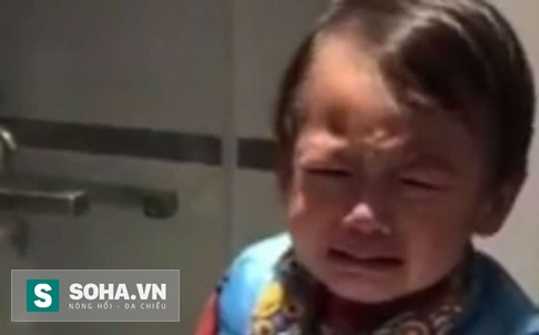 
Hình ảnh bé trai mếu máo khóc trong đoạn clip.
