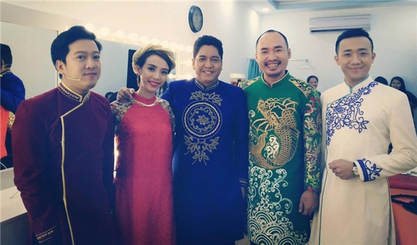 
Trong bức ảnh đăng tải trên Facebook, Trấn Thành rất nghiêm chỉnh trong bộ áo dài truyền thống của dân tộc

