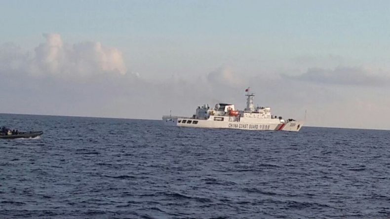 
Một tàu hải quân Indonesia (phía xa bên trái) đối đầu với một tàu Hải cảnh Trung Quốc gần Natuna. Nguồn: Bộ Hàng hải - Thuỷ sản Indonesia.
