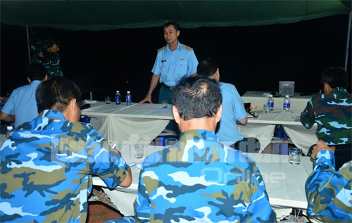 
Thiếu tướng Nguyễn Văn Thọ - Phó Tư lệnh, Tham mưu trưởng Quân chủng Phòng không - Không quân giao nhiệm vụ trước ban bay.
