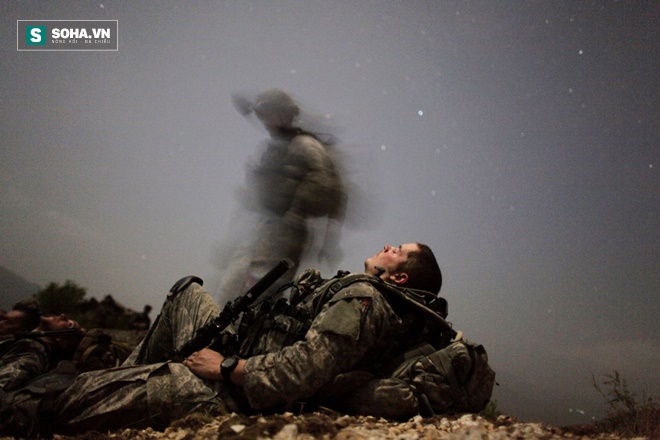 
Người lính Mỹ tranh thủ chợp mắt khi thực hiện nhiệm vụ ban đêm tại tỉnh Kunar, Afghanistan ngày 12/8/2009.
