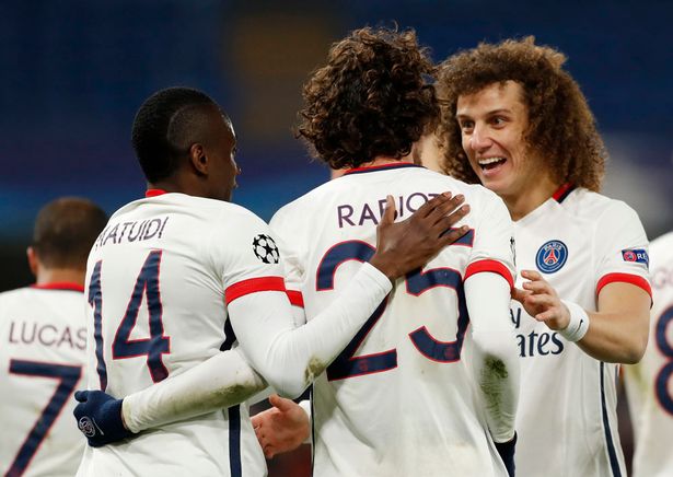 
Rabiot ăn mừng cùng đồng đội khi ghi bàn vào lưới Chelsea.
