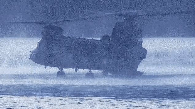 
Cuộc diễn tập bắt đầu, chiếc trực thăng Chinook hạ cánh xuống mặt hồ.
