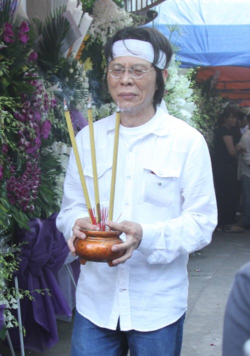 Nhạc sỹ Nguyễn Quang không cầm được nước mắt khi là bưng lư hương, dẫn đoàn đưa linh cữu cha di chuyển ra xe.