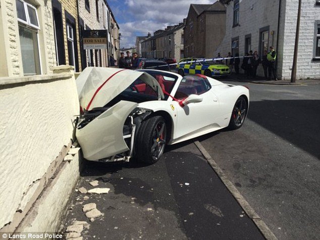 
Chiếc xe Ferrari 7,6 tỉ đồng lao vào tường vỡ nát đầu ở Anh
