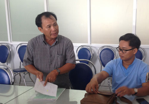 Ông Nguyễn Văn Tấn (bên trái) - chủ quán cà phê, cơm trưa “Xin chào” - cho biết rất vui mừng về chỉ đạo của Thủ tướng Nguyễn Xuân Phúc.