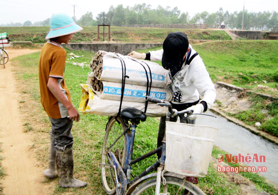 Học sinh, tranh thủ đi thả trúm lươn.