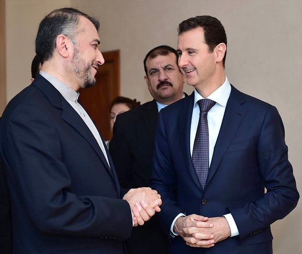 
Tổng thống Syria Assad trò chuyện với Thứ trưởng Ngoại giao Iran Hossein Amir Abdollahian tại Damacus.
