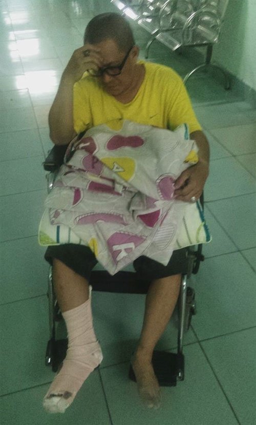 Thanh Long Trẻ phải ngồi xe lăn và băng bó bàn chân sau tai nạn xui rủi vừa qua.