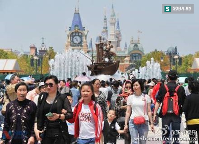 
 Hàng nghìn du khách đổ xô tới Disneyland Thượng Hải để vui chơi nhân dịp nghỉ lễ 1/5.
