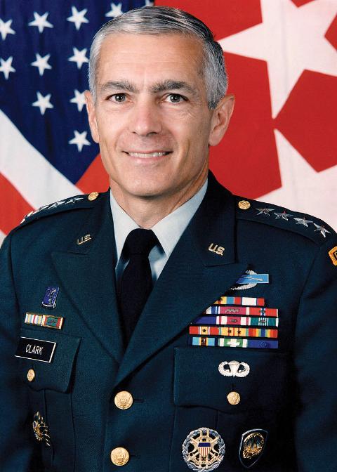 
Tướng Mỹ Wesley Clark - Tư lệnh NATO tại châu Âu đã trực tiếp chỉ huy lực lượng NATO đánh chiếm Kosovo
