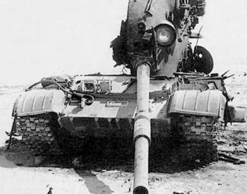 
Một chiếc xe tăng của Iraq bị phá hủy trong “Trận 73 Easting” mang tính quyết định ngày 26/2/1991.
