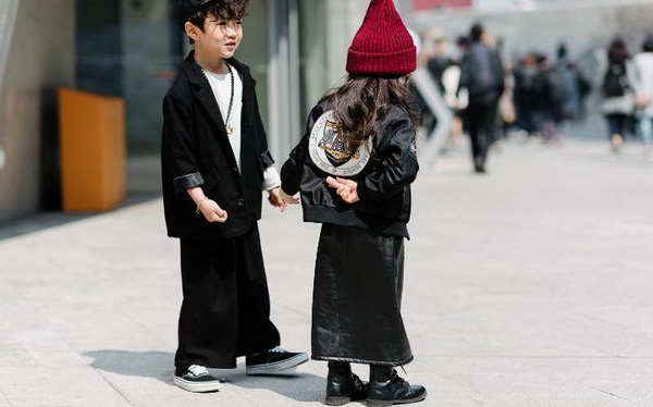 
Những đứa trẻ sành điệu ở tuần lễ thời trang Seoul.
