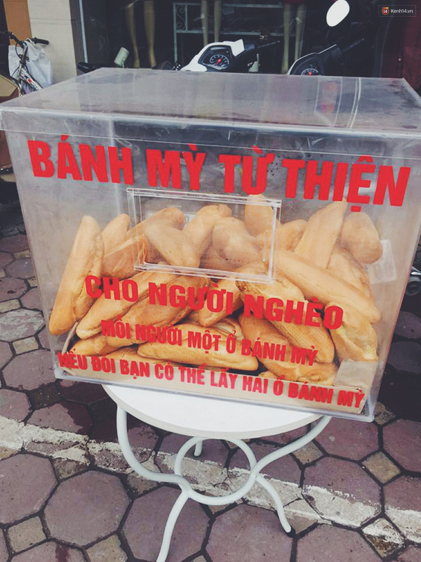 
Tủ bánh mỳ từ thiện đầu tiên của Hà Nội đang được đặt tại vỉa hè phố Kim Mã (Ba Đình, Hà Nội).
