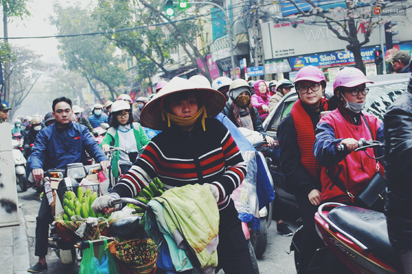 
Tuyến phố Hàng Bông đông đúc lạ thường vì dòng người chen nhau đi mua sắm bánh chưng, giò, chả.
