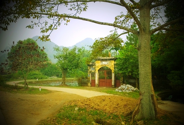 Đông Sơn là một làng nhỏ bên bờ nam sông Mã, cạnh cầu Hàm Rồng, nơi hội tụ những yếu tố đặc trưng của một làng quê Việt Nam truyền thống.