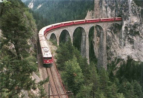 Cầu Landwasser Viaduct được xây dựng trên 63km chiều dài của tuyến đường sắt Albul. (Ảnh: Internet)