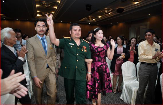 Hình ảnh các vị đại tá xuất hiện tại các đại hội hoa hồng khiến nhiều người lầm tưởng đây là công ty của Bộ Quốc phòng. Trong ảnh là Lê Xuân Giang (người mặc quân phục), Chủ tịch HĐQT Công ty Liên kết Việt