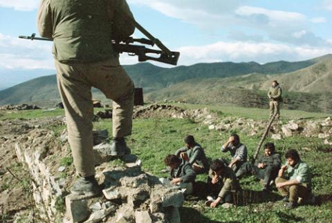 
Lính Azerbaijan canh gác tại các tù binh người Armenia tại ngôi làng Spitakesh thuộc Azerbaijan vào năm 1989

