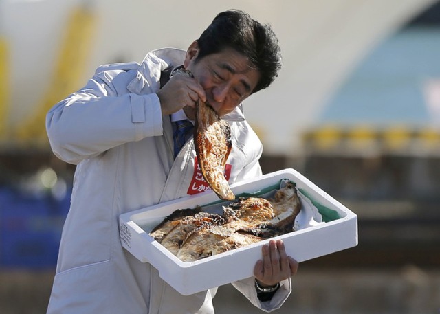 
Bức ảnh thủ tướng Shinzo Abe ăn cá nướng ở cảng cá Soma.
