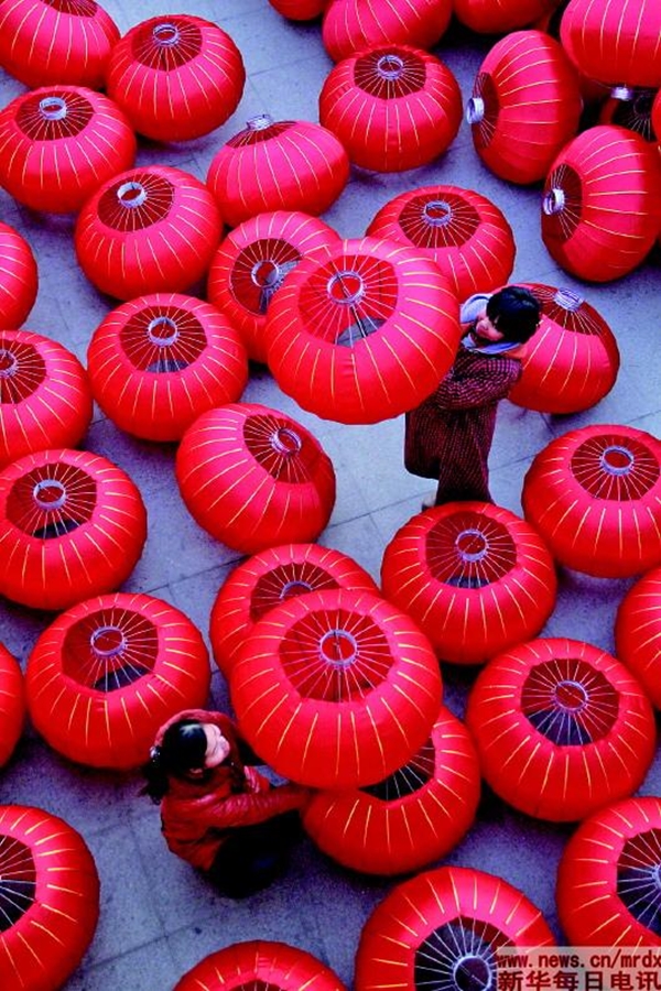 
Đèn lồng đỏ là món đồ được người Trung Quốc coi như một biểu tượng của sự may mắn và hạnh phúc.
