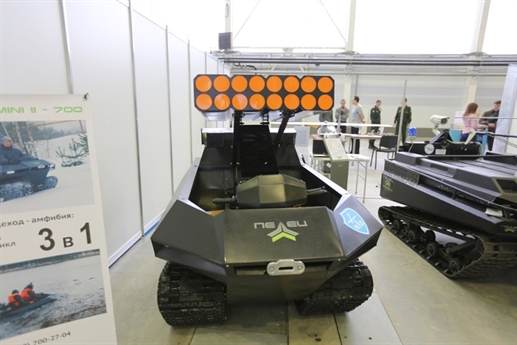 
Hội nghị khoa học mang tên Robot lực lượng vũ trang Nga là nơi để các công ty dân sự và quân sự mang tới những nguyên mẫu robot mới nhất của họ, được thiết kế cho mục đích quân sự nhằm đáp ứng yêu cầu của Quân đội Nga trong tương lai.

