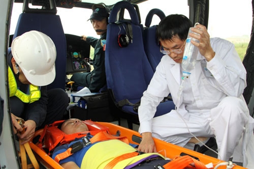 
Đại tá Vũ Thành Cung tham gia bay huấn luyện cấp cứu y tế.
