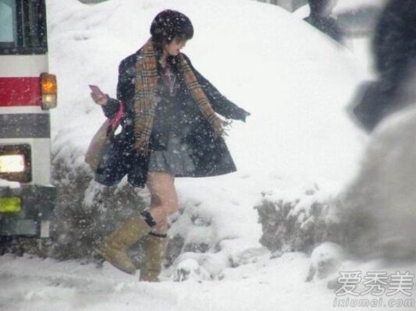 
Cô gái trẻ ăn mặc phong phanh dẫn đến bị cảm lạnh trong ngày tuyết rơi dày. (Ảnh minh họa)
